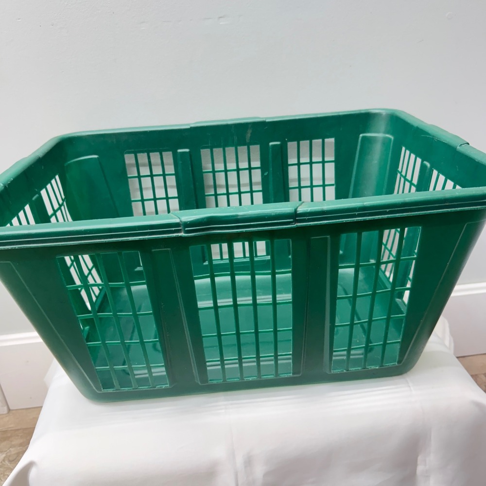 Vintage Rubbermaid Laundry Basket 2965 Green Plastic Vented Lightweight Storage